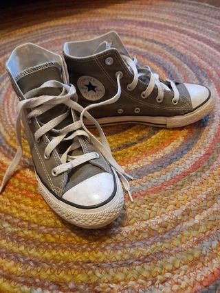 converse grises desgastadas