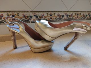 Tacones Pedro Miralles Dorado de segunda mano por 35 EUR en La Puebla del  Río en WALLAPOP