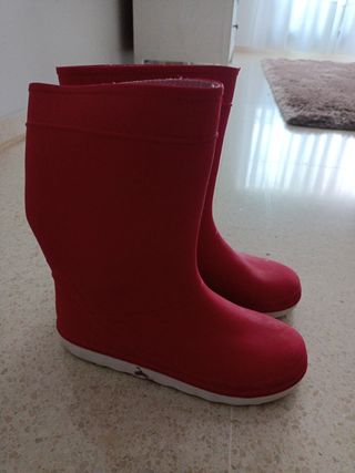 Botas agua Tribord rojas de segunda mano por 5 EUR en Urbanitzacio Santa  Barbara en WALLAPOP