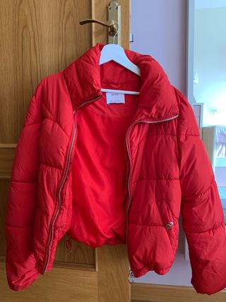 Abrigo mujer rojo Bershka de segunda mano por 5 EUR en Alcalá de Henares en  WALLAPOP
