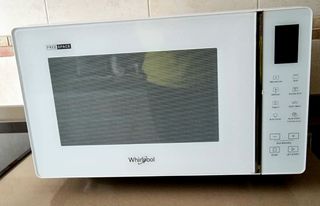Whirlpool Microondas Whirlpool MWF 203W de segunda mano por 120 EUR en  Alcorcón en WALLAPOP