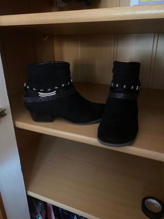 Botines de tacón talla 34 de segunda mano por 15 EUR en Viladecans en  WALLAPOP