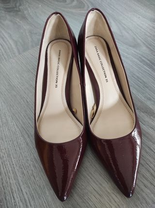 Zapatos de salón burdeos de segunda mano por 12 EUR en Leganés en WALLAPOP