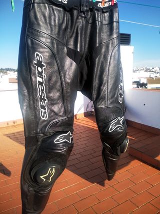 Pantalón cuero Alpinestars. Talla 56 de segunda mano por 80 EUR en Lepe en  WALLAPOP