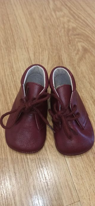 Zapatos bebé granate T.17 de segunda mano por 8 EUR en Udondo en WALLAPOP