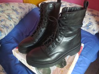 Botas militares negras lisas Pull\u0026amp;Bear de segunda mano por 17 EUR en  Cáceres en WALLAPOP