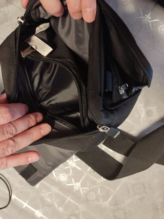 Bolso bandolera hombre dockers negro de segunda mano por 9,5 EUR en  Donostia-San Sebastián en WALLAPOP
