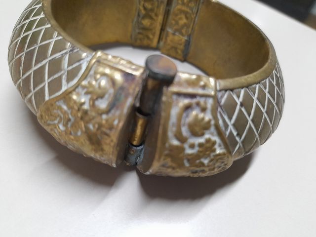 Brazalete dorado antiguo