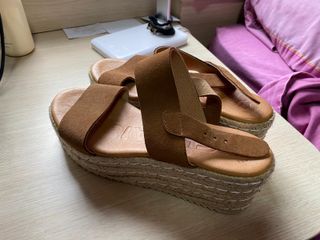 Sandalias plataforma marrones Chika10 de segunda mano por 15 EUR en  Cornellà de Llobregat en WALLAPOP