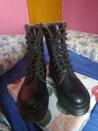 Botas militares negras pelo Chika10 de segunda mano por 27 EUR en Cáceres  en WALLAPOP