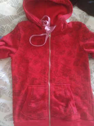 Sudadera Roja con gorro y cremallera de segunda mano por 4 EUR en Mérida en  WALLAPOP