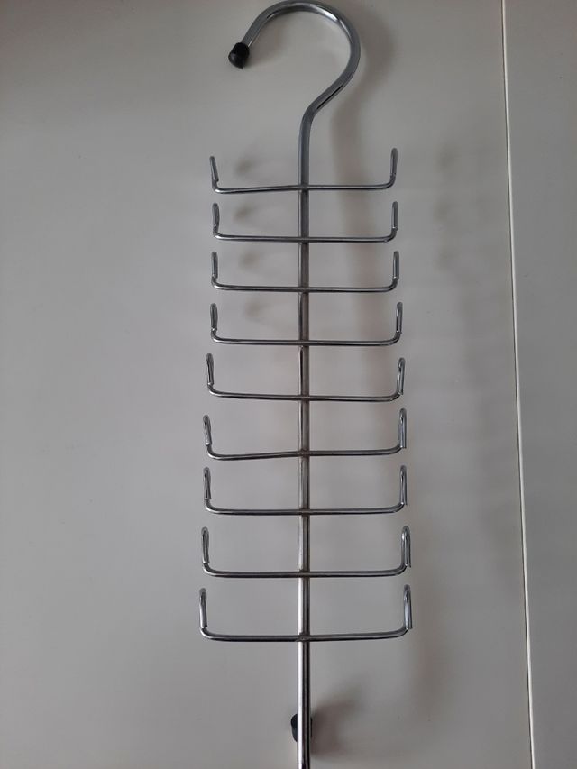 percha metálica para corbatas