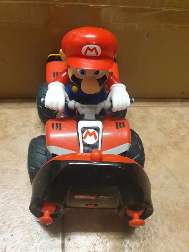 Mario e le sue auto telecomandate a forma di dinosauro