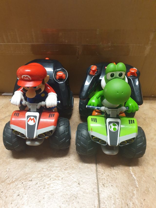 Mario e le sue auto telecomandate a forma di dinosauro