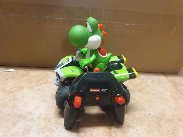 Mario e le sue auto telecomandate a forma di dinosauro