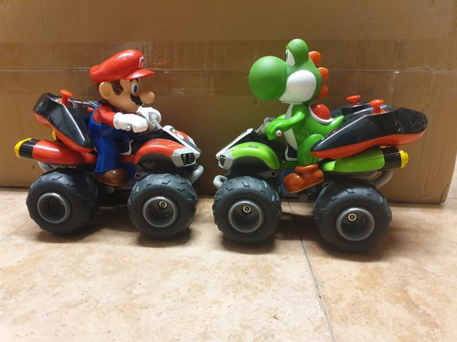 Mario e le sue auto telecomandate a forma di dinosauro