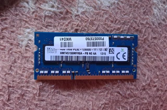 Dos memorias RAM de 4gb cada una, 12800s (1600Mhz)
