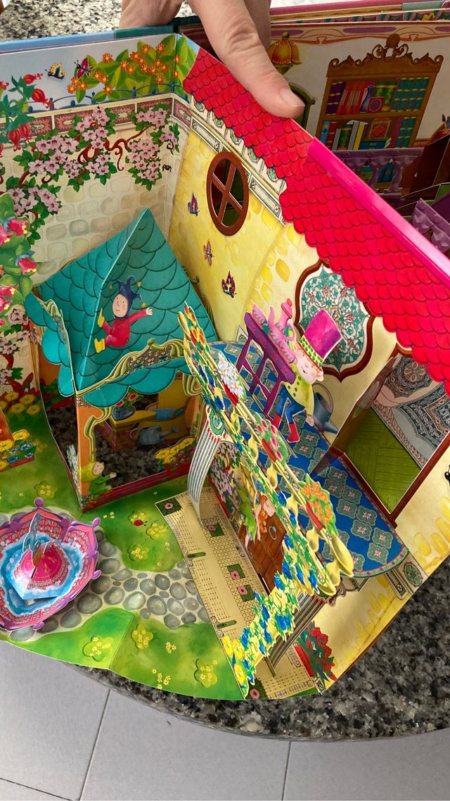 Libro, Fiesta en la casa de las Muñecas