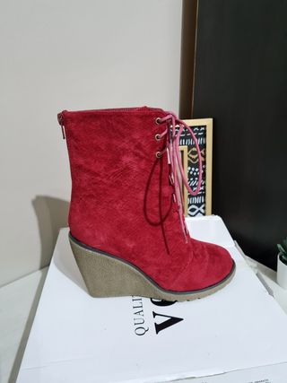 Botines rojos con cordones tacón de cuña T36 venca de segunda mano por 24  EUR en Benissa en WALLAPOP