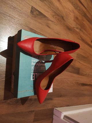 Zapatos de tacón rojos de Mustang de segunda mano por 15 EUR en Alicante en  WALLAPOP