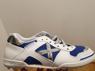 Botas de fútbol multitaco Múnich Continental de segunda mano por 60 EUR en  Madrid en WALLAPOP