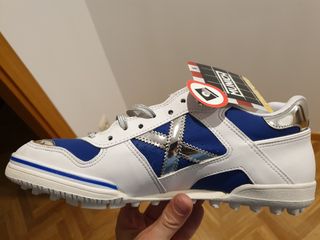 Botas de fútbol multitaco Múnich Continental de segunda mano por 60 EUR en  Madrid en WALLAPOP