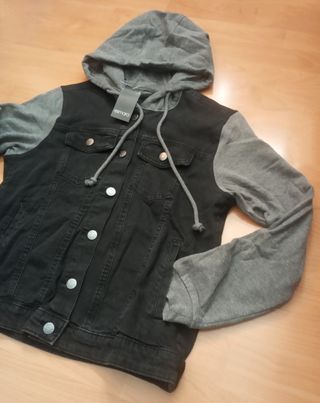 Chaqueta vaquera y sudadera negra mujer de segunda mano por 16 EUR en  Madrid en WALLAPOP