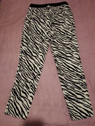 Pantalón de cebra de Zara de segunda mano por 14 EUR en Málaga en WALLAPOP