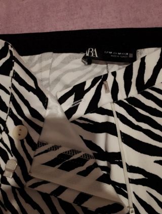 Pantalón de cebra de Zara de segunda mano por 14 EUR en Málaga en WALLAPOP