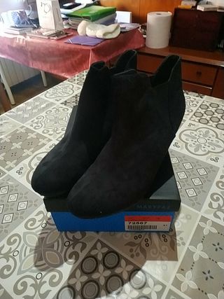 Botines N 41 de segunda mano por 10 EUR en Barcelona en WALLAPOP