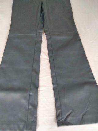 Pantalón efecto piel azul marino mango de segunda mano por 6 EUR en  Santander en WALLAPOP