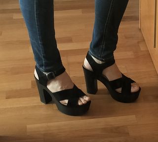 Sandalias negras tacón y plataforma de segunda mano por 10 EUR en Barcelona  en WALLAPOP