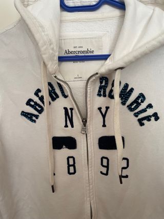 Sudadera Abercrombie blanca cremallera de segunda mano por 15 EUR en  Zaragoza en WALLAPOP