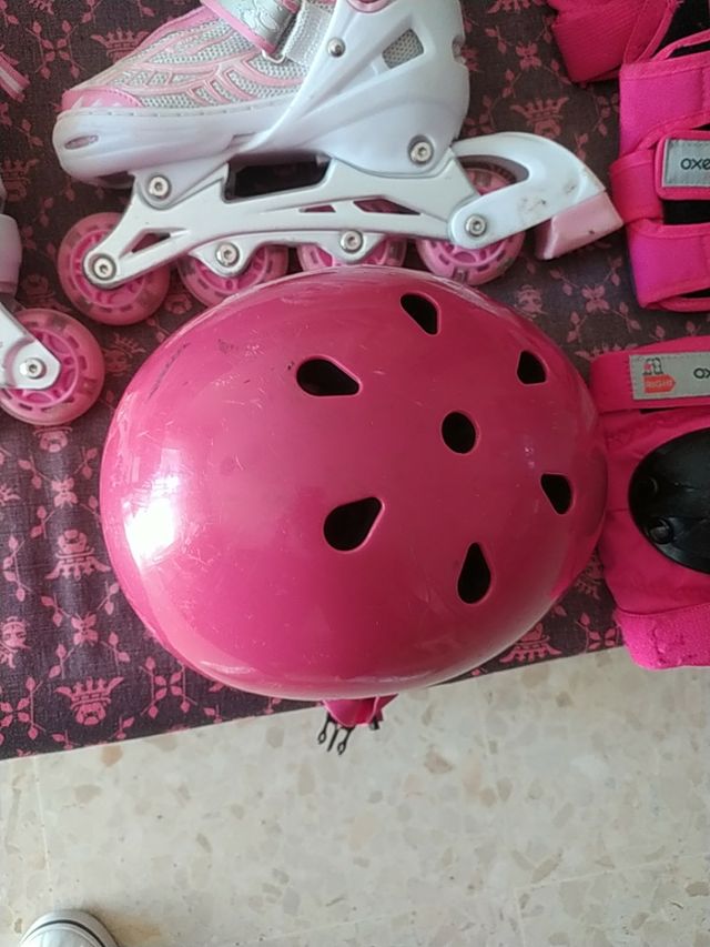 Kit patines,  casco y protecciones.