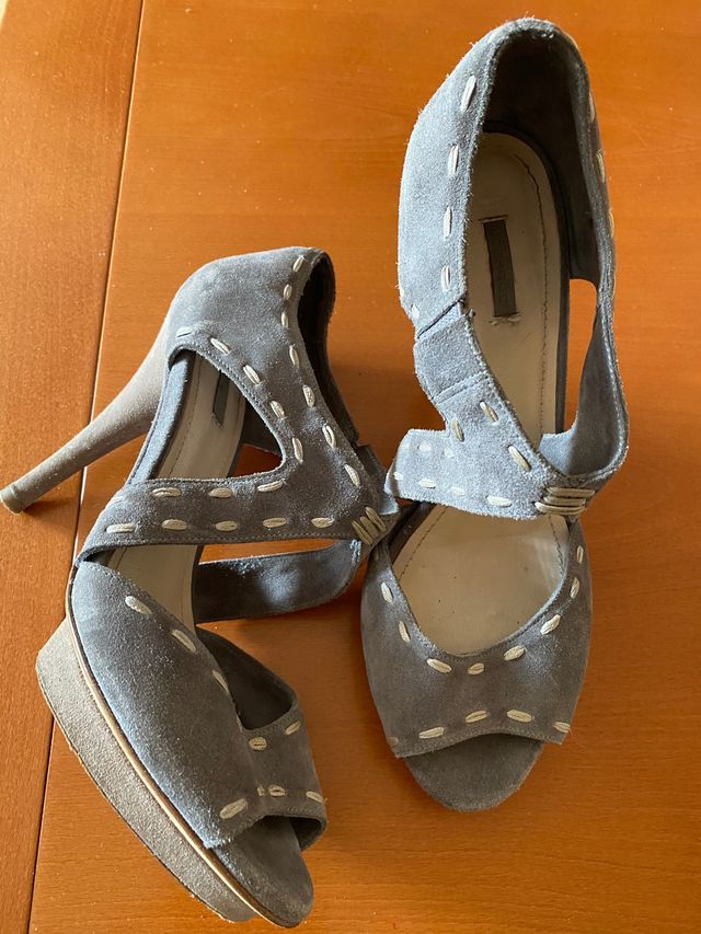 Zapatos tacón Uterque talla 38 ante gris