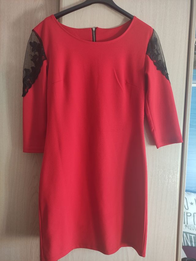 Vestido rojo con hombreras encaje