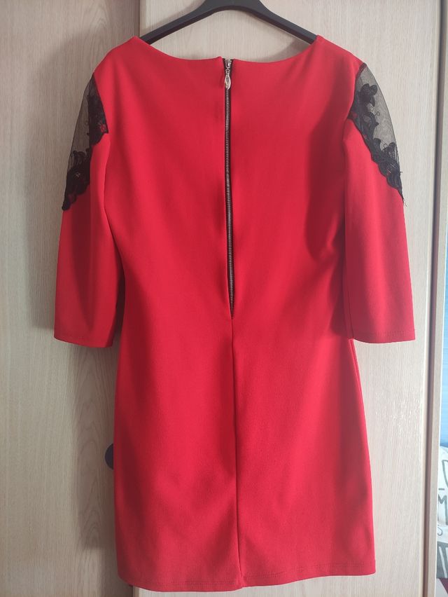 Vestido rojo con hombreras encaje