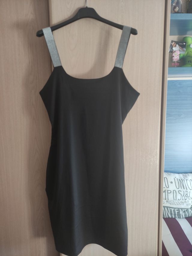 Vestido negro con tirantes plateados