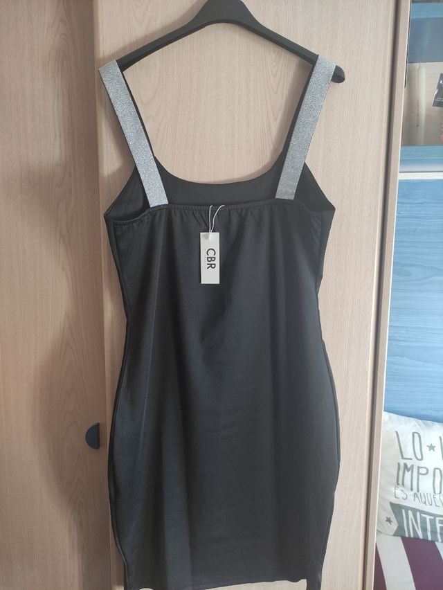 Vestido negro con tirantes plateados