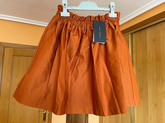 Falda corta satinada, Zara