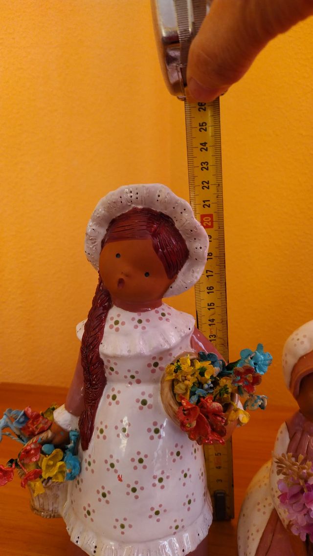 2 figuras de terracota, chicas con flores.