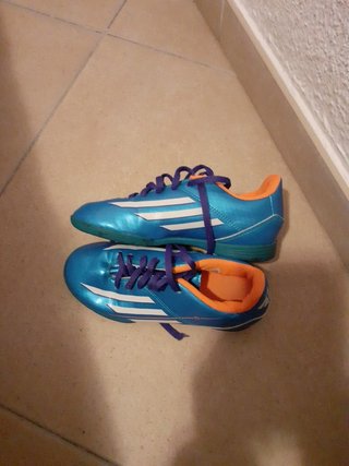 Zapatillas fútbol sala sin tacos de segunda mano por 6 EUR en Calella en  WALLAPOP