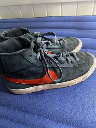 Botas tipo sneakers talla 35,5 Nike de segunda mano por 10 EUR en  Rivas-Vaciamadrid en WALLAPOP