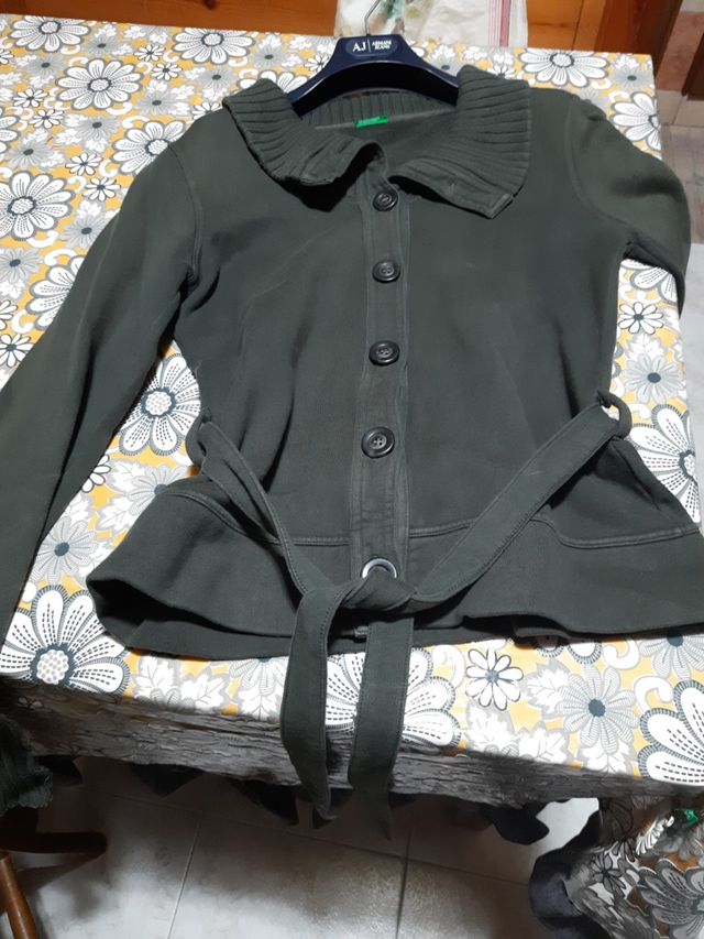 cardigan verde tessuto come felpa aperto