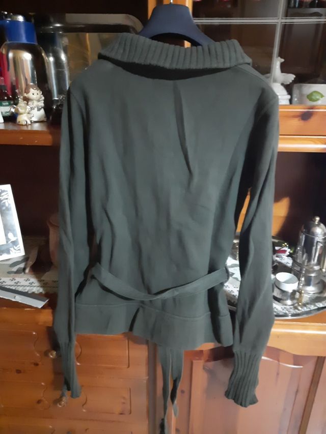 cardigan verde tessuto come felpa aperto