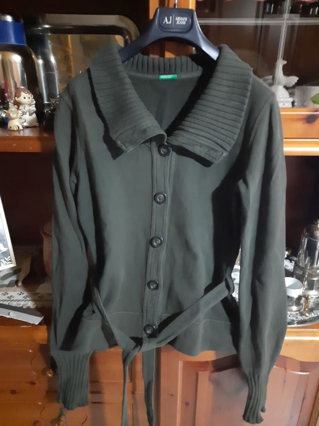 cardigan verde tessuto come felpa aperto