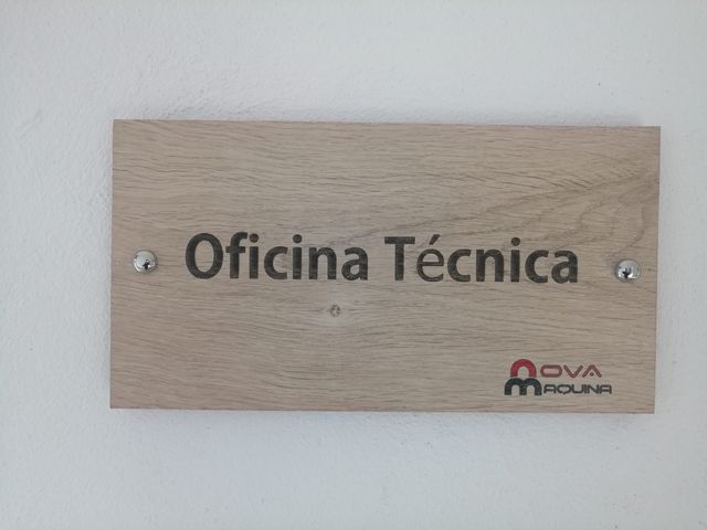 Grabados de placas para oficinas y empresas.