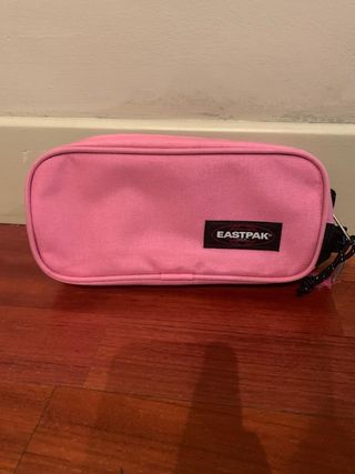 Estuche Eastpak rosa de segunda mano por 10 EUR en Girona en WALLAPOP