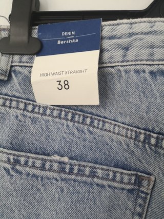 Pantalón vaquero con mariposas y rotos de segunda mano por 15 EUR en Arroyo  de La Miel en WALLAPOP