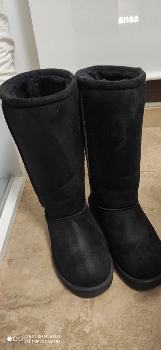 Botas australianas negras forradas de pelo de segunda mano por 10 EUR en  Almansa en WALLAPOP
